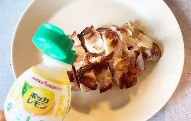 鶏肉にレモンをかけている画像（撮影：エニママ）