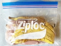 保存袋にとり肉とバナナの皮？　廃棄予定のモノを活用した“簡単”おかず