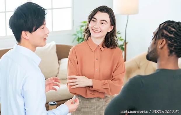 会話をする男女の写真