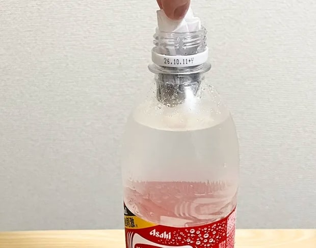 炭酸水にティーバッグを入れる写真（撮影：grapeフード編集部）