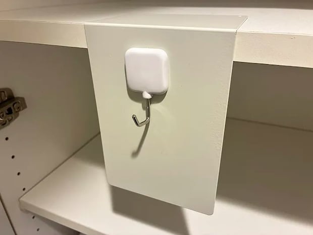 マグネットフックをつけたブックエンド（撮影：grapeライフハック編集部）
