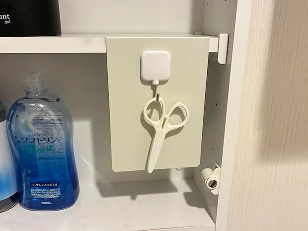 マグネットフックにふっかけたハサミ（撮影：grapeライフハック編集部）