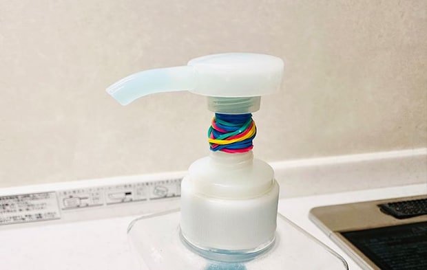 輪ゴムをスプリング部分に巻きつけたディスペンサーの写真（撮影：grapeライフハック編集部）