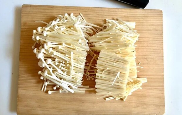 エノキを食べやすい大きさにカット画像（撮影：エニママ）