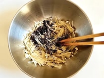 家にある材料でOK！　レンチン3分で完成「エノキの副菜」に家族が喜んだ