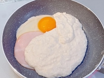 その発想はなかった！　ホットケーキとハムエッグを一気に作る『時短レシピ』