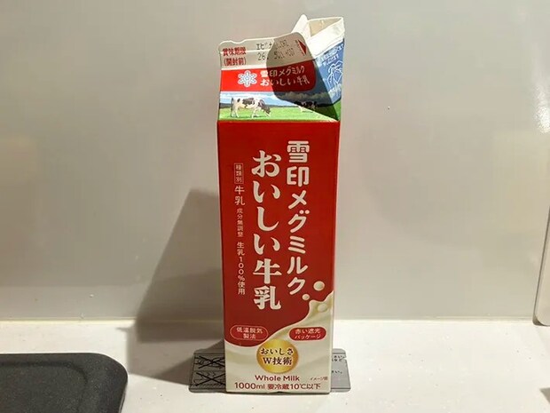 キッチンに置いた牛乳パック（撮影：grapeライフハック編集部）