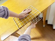 折り曲げた『ワイヤーネット』を浴室に設置するだけ！　完成した簡易ラックに「浴室の救世主！」