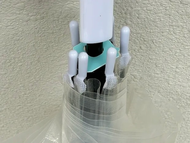 パンの留め具を差し込んだ傘の根元（撮影：grapeライフハック編集部）
