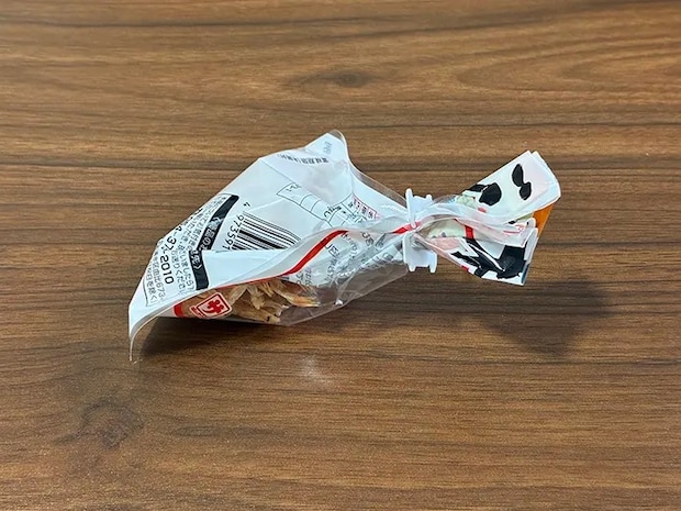 ペンの留め具で固定した調味料袋（撮影：grapeライフハック編集部）