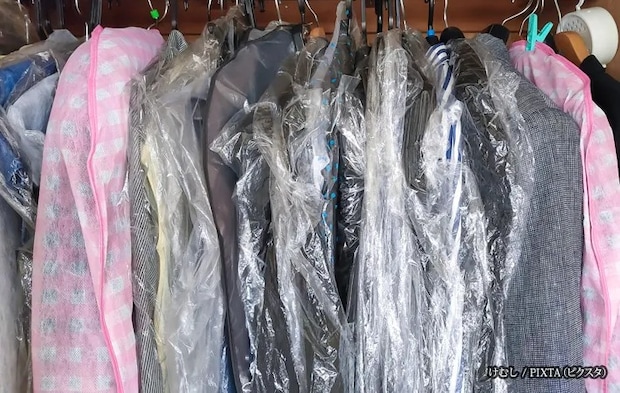 『洋服を詰め込みすぎたクローゼット』の写真