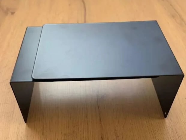 100均のブックエンド2つに磁石を貼ると…　冷蔵庫の収納が劇的に変わった！