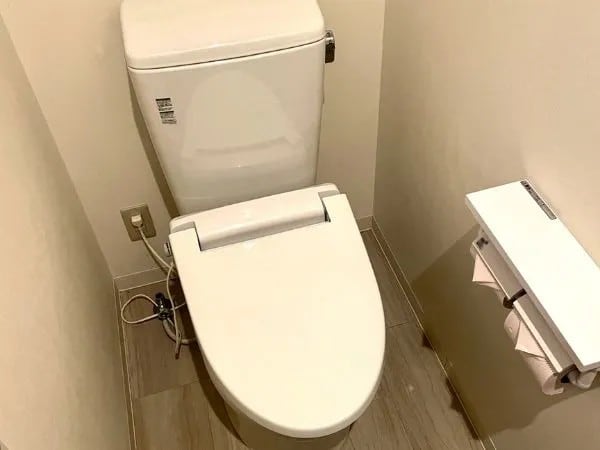 蓋の閉じたトイレの便器