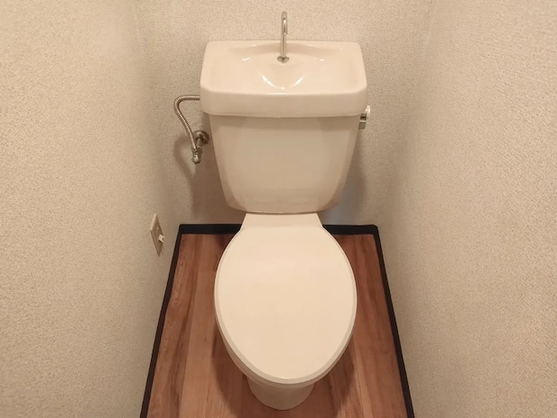 掃除用品が丸見え…そんな悩みは100均で解決! 作って正解だった『可動式棚』の活用術【収納テク4選】