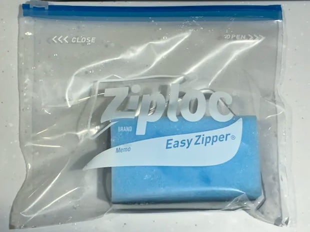 ジッパー袋に入れたスポンジ（撮影：grapeライフハック編集部）