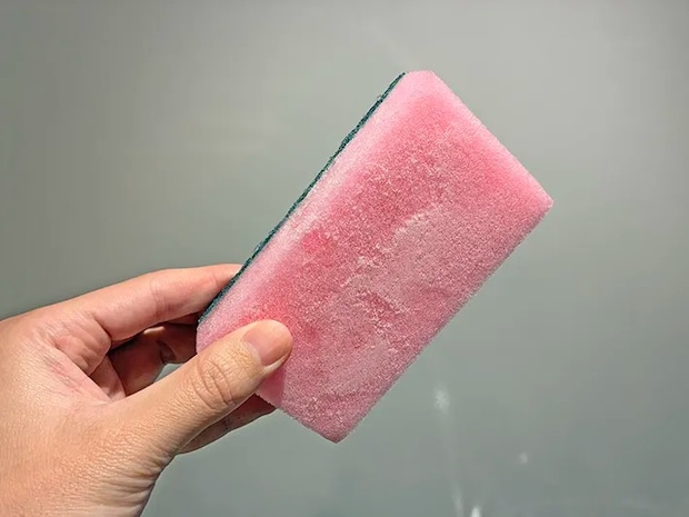 手で持った凍ったスポンジ（撮影：grapeライフハック編集部）