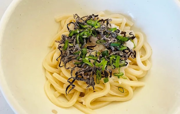 うどんに、大根おろし・塩こんぶ・きざみねぎを乗せた画像（撮影:エニママ）
