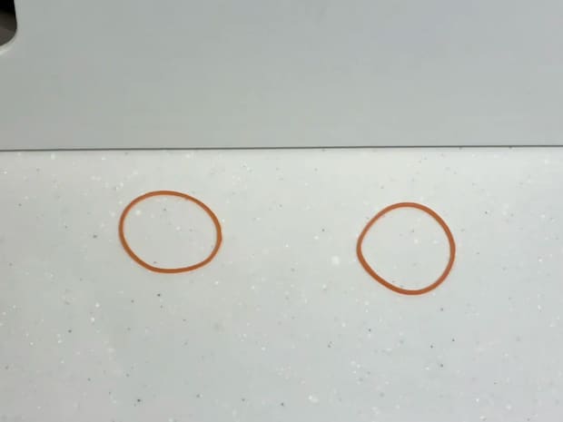キッチンに置いた2個の輪ゴム（撮影：grapeライフハック編集部）