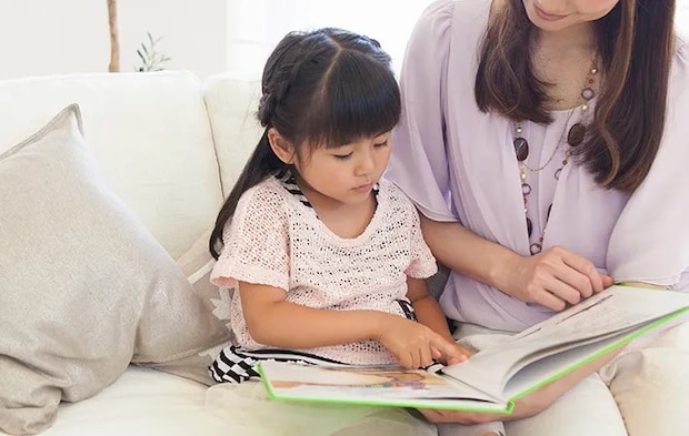 絵本を見る子供の写真