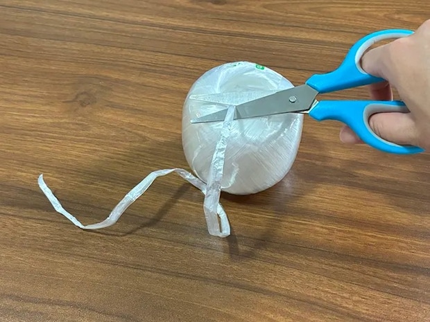 ビニール紐をハサミでカットする場面（撮影：grapeライフハック編集部）