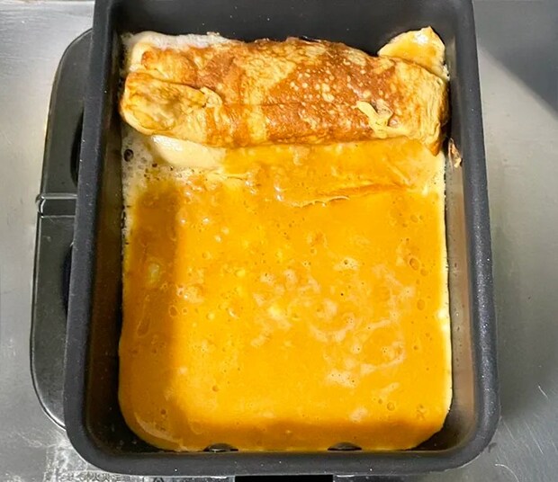 玉子焼き器で玉子焼きを作る写真（撮影：grapeフード編集部）