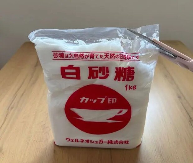 袋をカットした様子（撮影：grapeライフハック編集部）