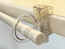 100均のかもいリングフックとつっぱり棒で？　活用方法に「思った以上に便利」