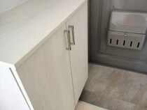 下駄箱の扉裏に『3つの100均グッズ』　手軽なDIYで収納力アップ！【100均収納術4選】