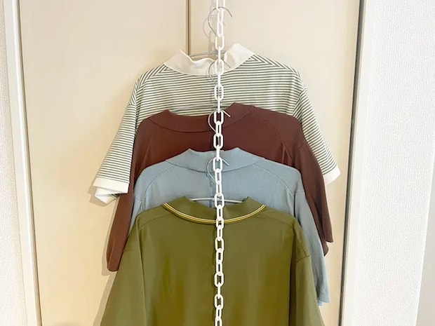 チェーンに服を4枚かけた写真（撮影：grapeライフハック編集部）