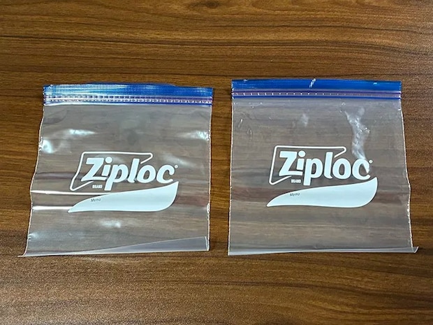 机に置かれた2枚のジッパー袋（撮影：grapeライフハック編集部）