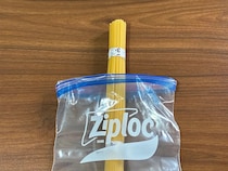 2枚のジッパー袋を『連結』　長い食材が保存できる簡単な裏ワザ