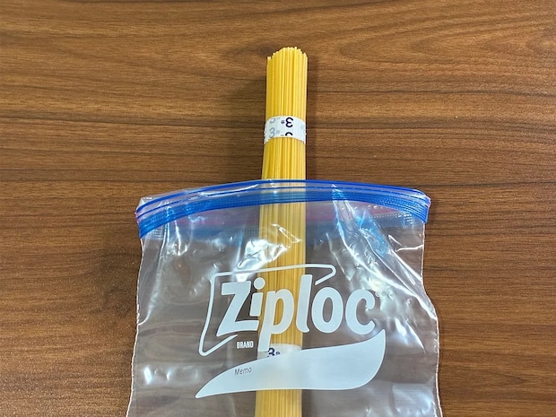 2枚のジッパー袋を『連結』　長い食材が保存できる簡単な裏ワザ