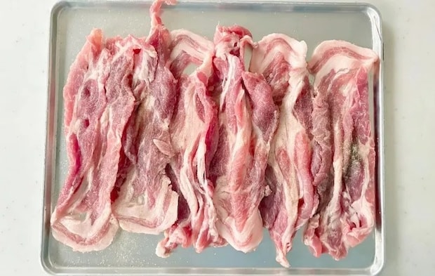 豚肉に塩コショウを振った画像（撮影：エニママ）