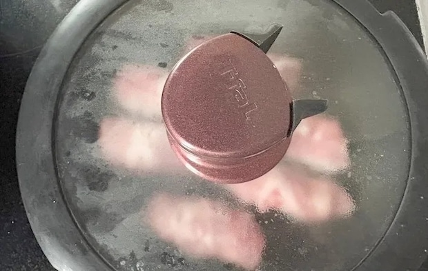 蓋をして焼いている画像（撮影：エニママ）