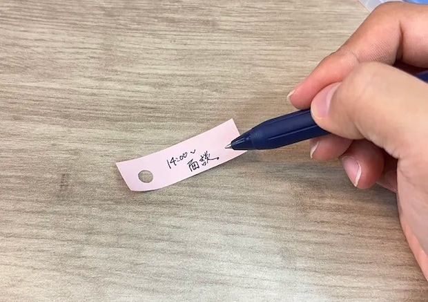 付箋に予定を書き込んでいる画像（撮影：キジカク）