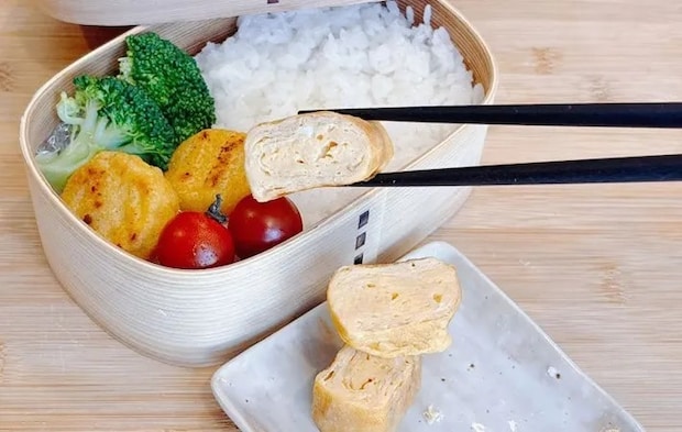 『お弁当におかずを詰めている』写真（撮影：キジカク）