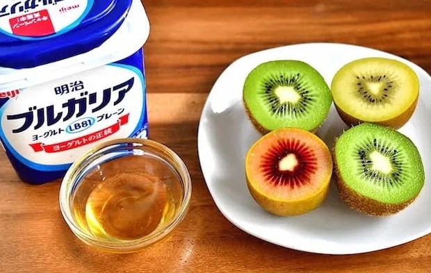 『キウイのヨーグルトバーク』の材料写真（撮影：小泉明代）