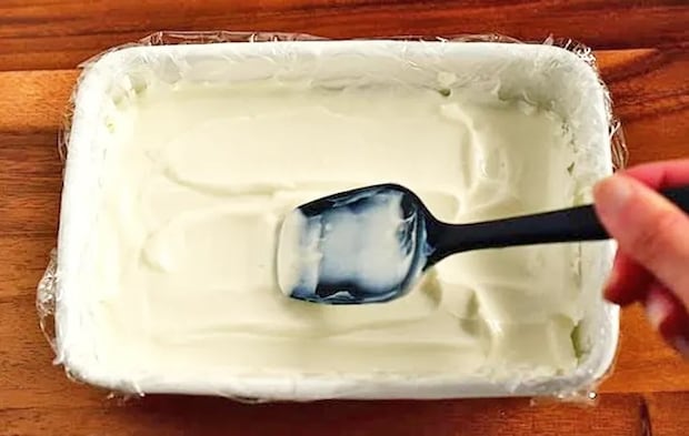 『キウイのヨーグルトバーク』を作る写真（撮影：小泉明代）