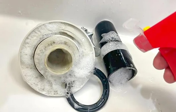 排水口を掃除する写真（撮影：Heulie）