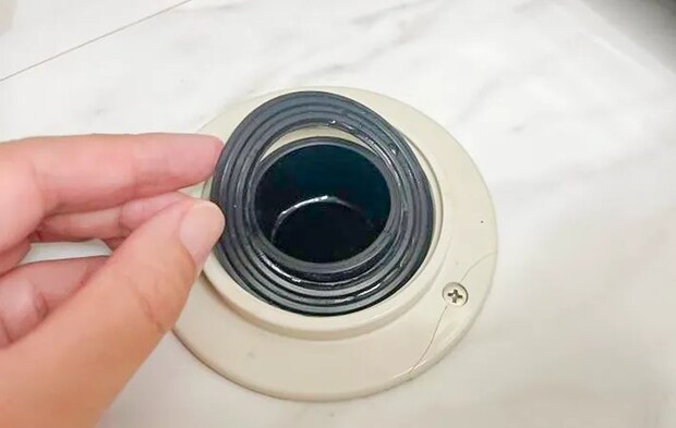 排水口を掃除する写真（撮影：Heulie）