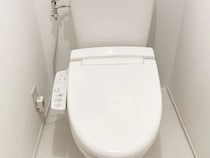 トイレ掃除で物をどかすの、もうやめた！　つっぱり棒で床スッキリ【水回りの裏技4選】