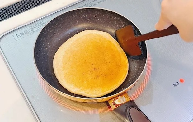 『フライパンでホットケーキ』を作る写真（撮影：キジカク）