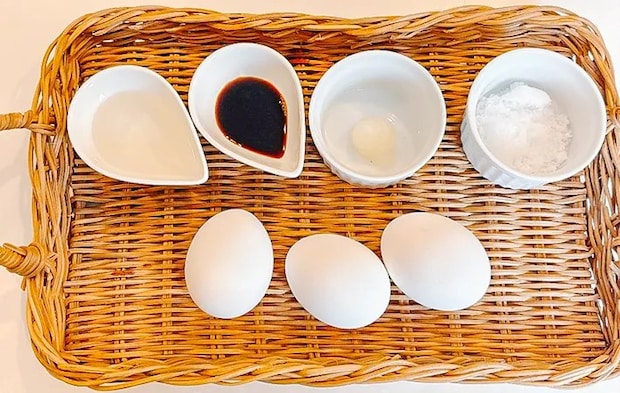『煮込み目玉焼き』の材料の写真（撮影：キジカク）
