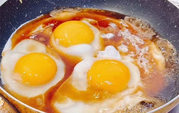 『煮込み目玉焼き』を作る写真（撮影：キジカク）