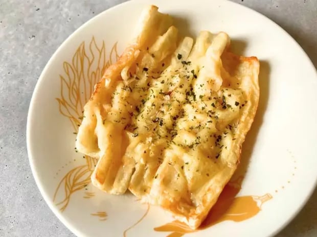 ちくわ4本にのせて焼くだけ! 材料3つの節約おかずに「シンプルなのに飽きない!」