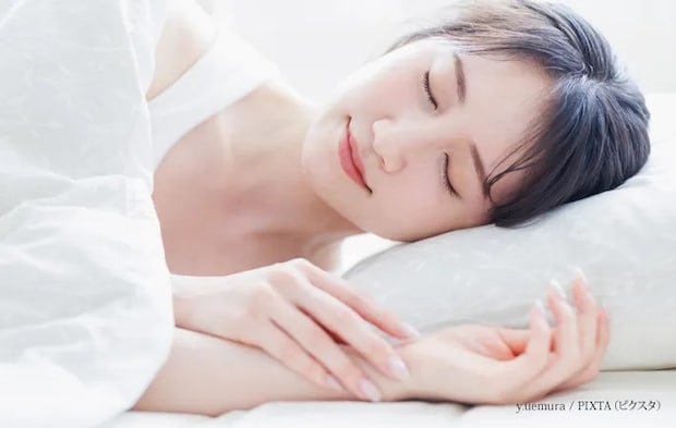 『ベッドで眠る若い女性』の写真