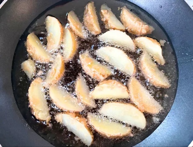 揚げ焼きにしている画像（撮影：エニママ）