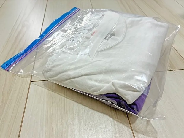 服と半ズボンを入れてふくらんだジッパー袋（撮影：grapeライフハック編集部）