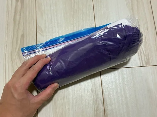 衣類を入れて巻いたジッパー袋（撮影：grapeライフハック編集部）