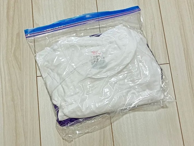 衣類を入れて圧縮させたジッパー袋（撮影：grapeライフハック編集部）